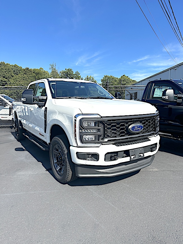 NEW FORD F-250 CREW CAB LARIAT